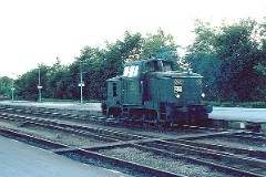 MH 327 photographed at the railway station in Fredericia, July 1975.  Built by Frichs in Denmark in a number of 120. The class was put in service in 1960 - 1965. C0. Dieselhydraulic 8-cyl MAN engine. 440 hp. Max speed 60 km/h - 37 mph. Length 9 440 mm. Weight 45 metric tonnes. MH 327 was put into service in 1961. Withdrawn from service and scrapped in 1986.